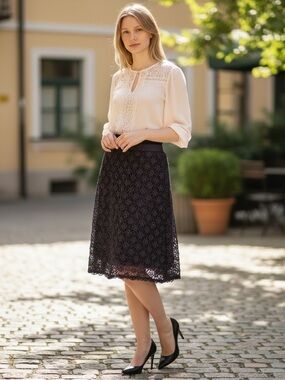 ANN TAYLOR Navy Black Embroidered Lace Pencil Skirt Size 8